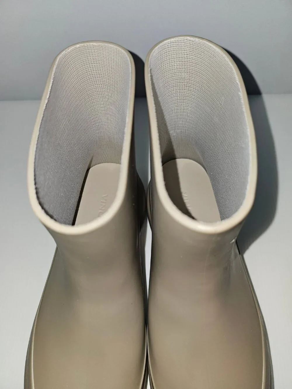 Vince Nia Water Resistant Rain Boots Womens 10 Beige Taupe Platform Ankle Boot
